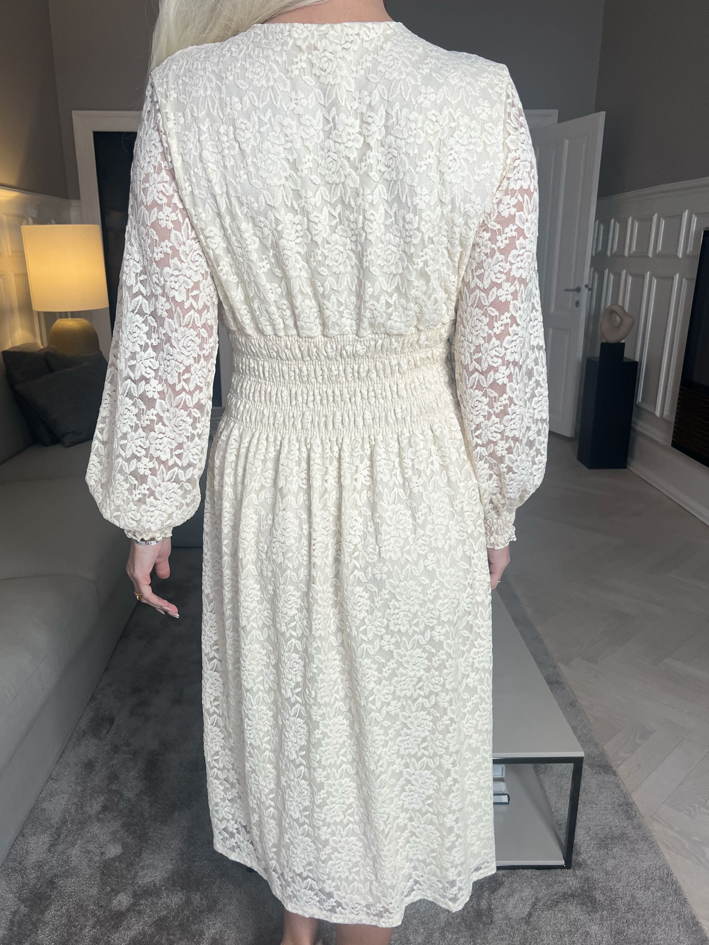 Pams Lace Midi L/S - Klänning i elastisk spets med lång ärm